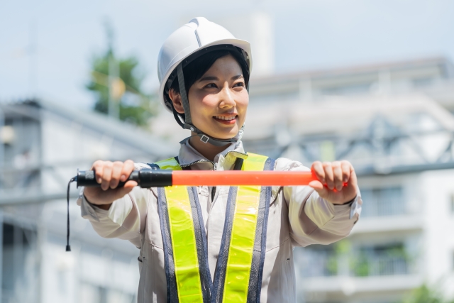 足立区｜通信工事現場の交通誘導スタッフ募集｜未経験歓迎・日払いOK・髪色自由